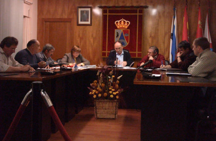 De izquierda a derecha: Antoln, Antonio, Jos Luis, Francisca (Secretaria), Manuel (Alcalde), Teodoro, Jos Antonio y Gabino